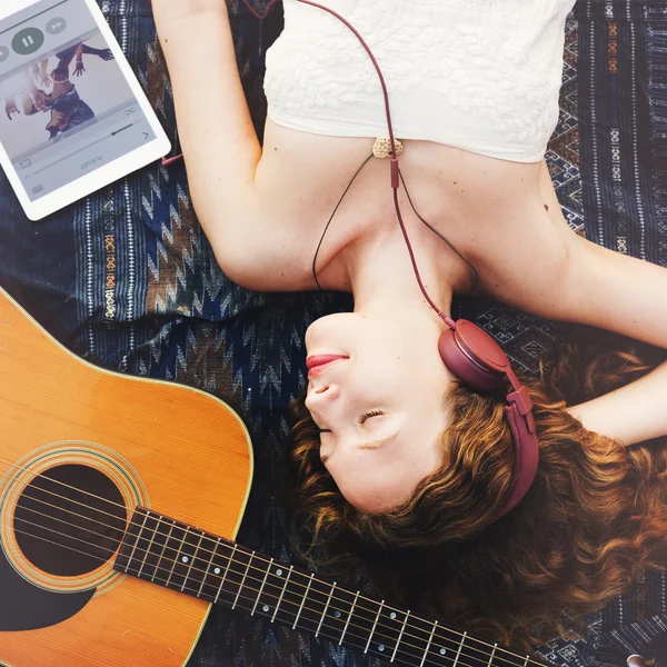 Menina dormindo com guitarra — Fotografia de Stock