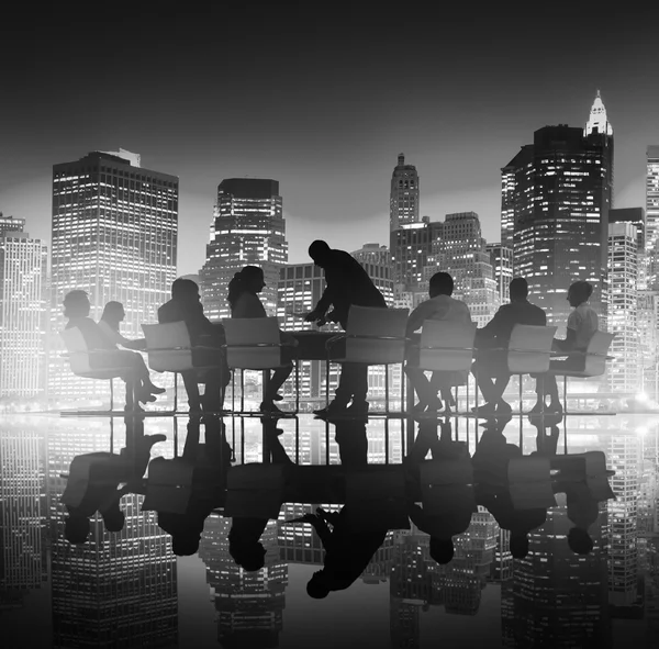 Business mensen silhouetten op zakelijke bijeenkomst — Stockfoto