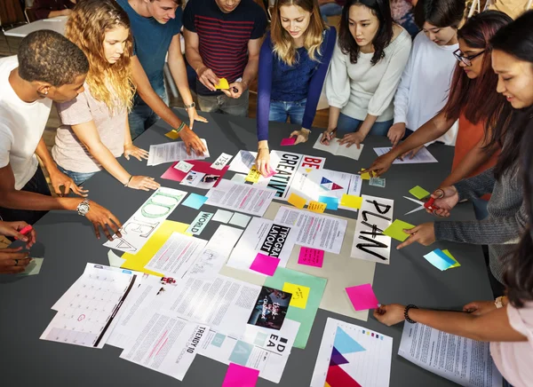 Diversité groupe d'étudiants à la table de travail — Photo