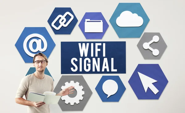 Işadamı WiFi sinyal ile çalışma — Stok fotoğraf