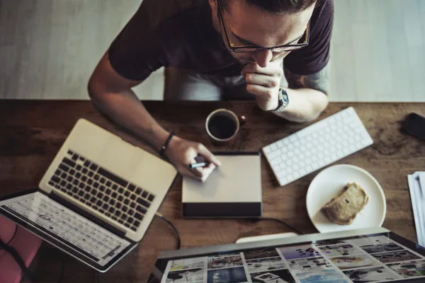 Schöner Mann, der arbeitet — Stockfoto