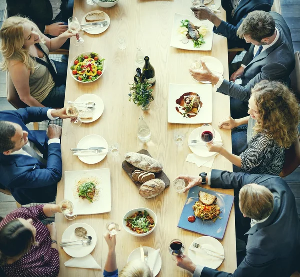 Geschäftsleute beim Mittagessen — Stockfoto