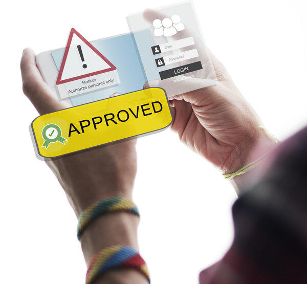 Человек со смартфоном