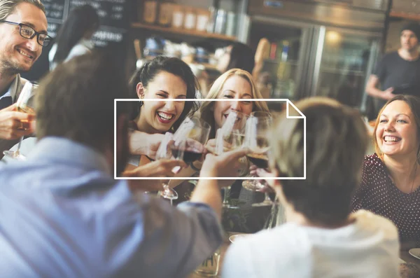 Mejores amigos bebiendo juntos —  Fotos de Stock