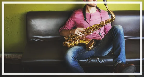 Músico profesional con saxofón —  Fotos de Stock