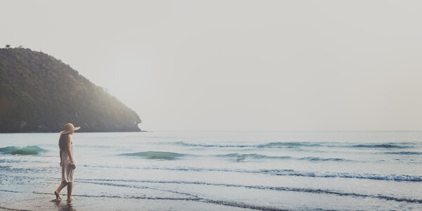 нежная дама в шляпе на пляже
