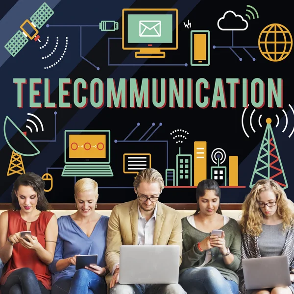 Folk sitter med enheter och telekommunikation — Stockfoto
