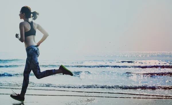 Chica corriendo en la playa —  Fotos de Stock