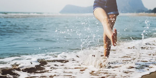 Gambe donna in acqua di mare — Foto Stock