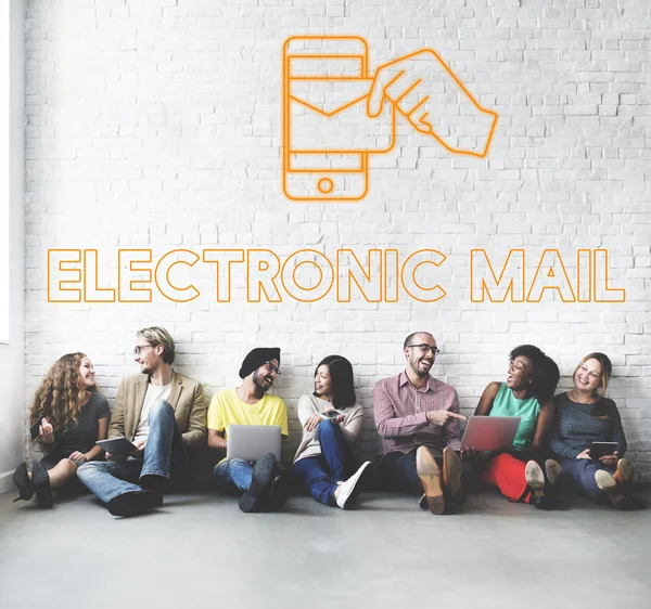 Ποικιλομορφία Φίλοι κοντά σε τοίχο με ηλεκτρονικό ταχυδρομείο — Φωτογραφία Αρχείου