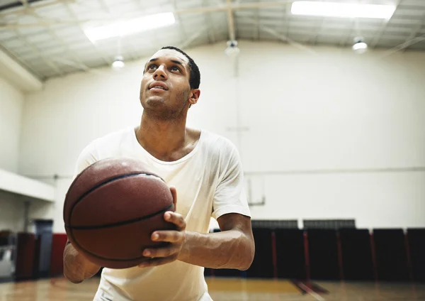 Giocatore di basket sul campo di gioco — Foto Stock