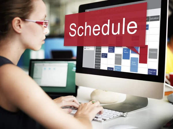 Mujer de negocios que trabaja en la computadora con horario — Foto de Stock