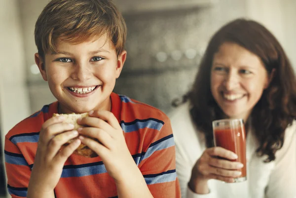 Mamma med son äta — Stockfoto