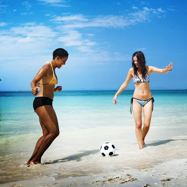 Amigos desfrutando na praia — Fotografia de Stock