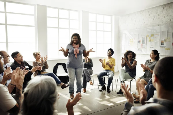 Diversidad de las personas en reunión —  Fotos de Stock