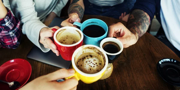 Pessoas bebendo café — Fotografia de Stock