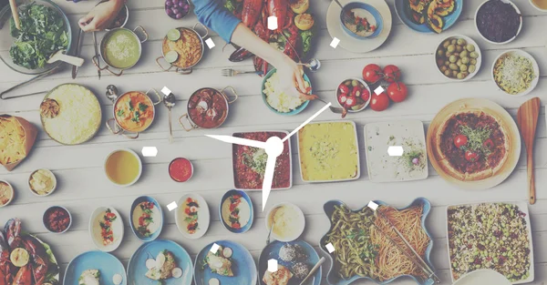 Mesa com comida e relógio — Fotografia de Stock