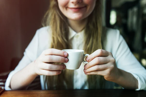Gyönyörű lány kávéfogyasztás — Stock Fotó
