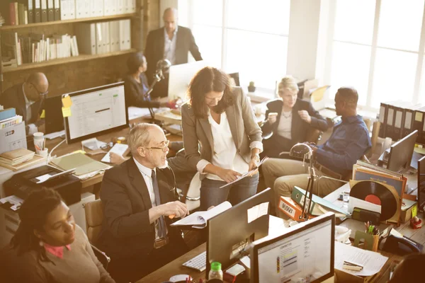 Gente de negocios trabajando en oficina — Foto de Stock