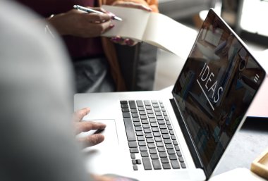 Laptop klavyesinde yazan kişi 