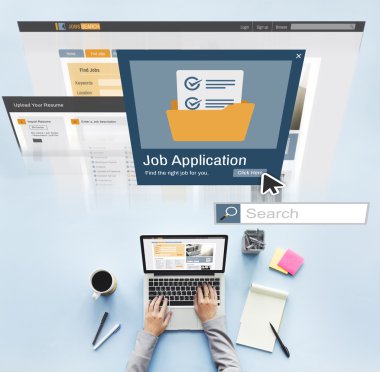 Dizüstü bilgisayar kullanan iş kadını