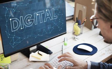 Ofiste çalışan bilgisayar adamla