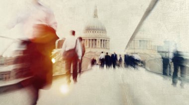 Londra'da yürüyüş iş adamları 