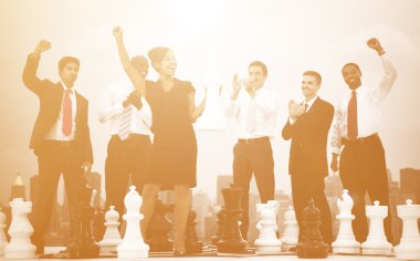 iş adamları ile satranç kutluyor