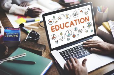 bilgisayar ile çalışan kadın