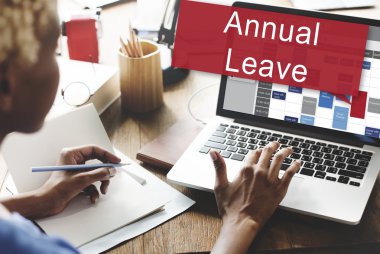 Dizüstü bilgisayarda çalışan kadın 