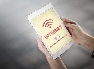 Dijital tablet tutan kadın