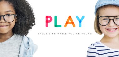 Gülümseyen iki sevimli kız