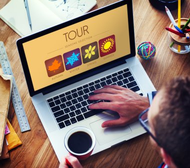 dizüstü bilgisayar kullanan adam