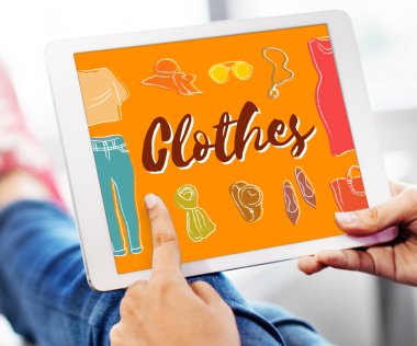 Tablet kullanan adam