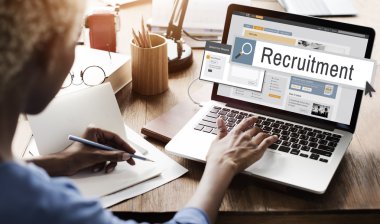 Dizüstü bilgisayar kullanan iş kadını