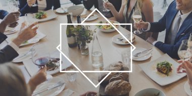 İş adamları ile boş bayrak restoranda