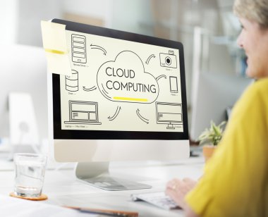 bilgisayar ile çalışan kadın