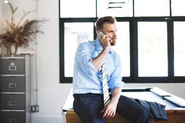 İşadamı ile telefon patron istek 