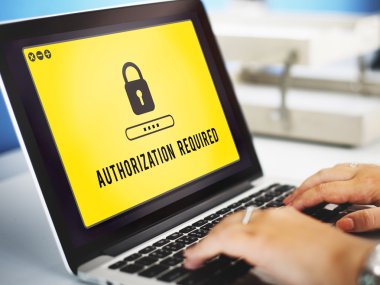 Laptop klavyesinde yazan kişi
