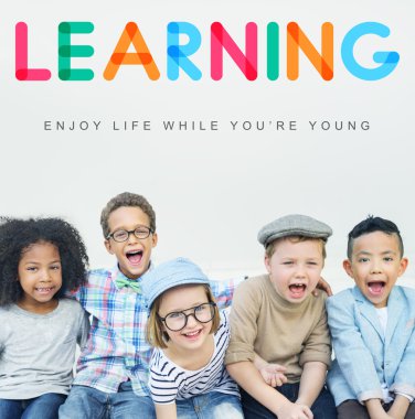 Çocuklar gülüyor ve eğlenin