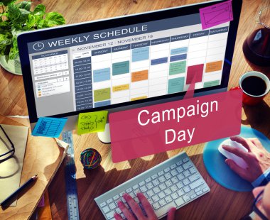 Bilgisayar klavyesinde yazan adam