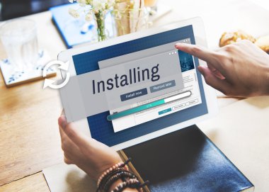 Kız holding dijital tablet