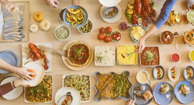 arkadaşlar büyük tablo için yemek