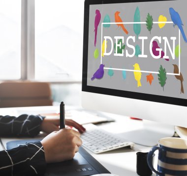 bilgisayar Office ile çalışan kişi