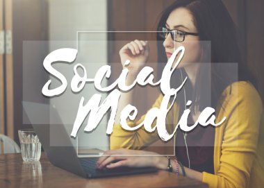 bilgisayar ile çalışan kadın