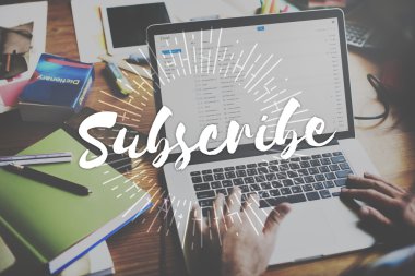 Laptop klavyesinde yazan kişi 