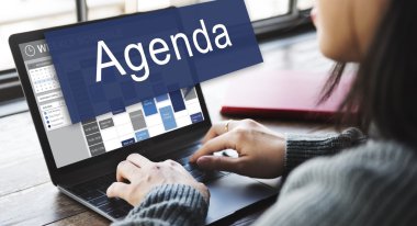 Bilgisayarda çalışan kız