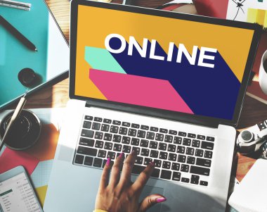 bilgisayar ile çalışan kadın