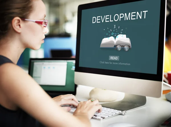 Geschäftsfrau arbeitet an Computer mit Entwicklung — Stockfoto