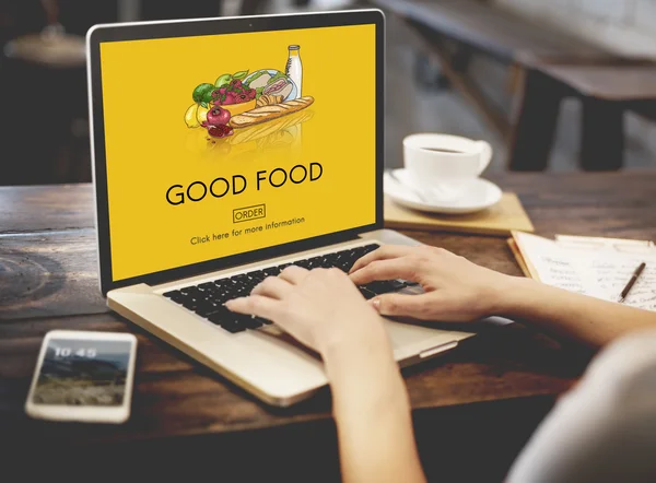Kvinna med laptop med god mat — Stockfoto